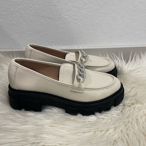 No Boundaries Round Toe Metal Chain Decor Loafers Shoes size 8 Like New - Picture 1 of 7